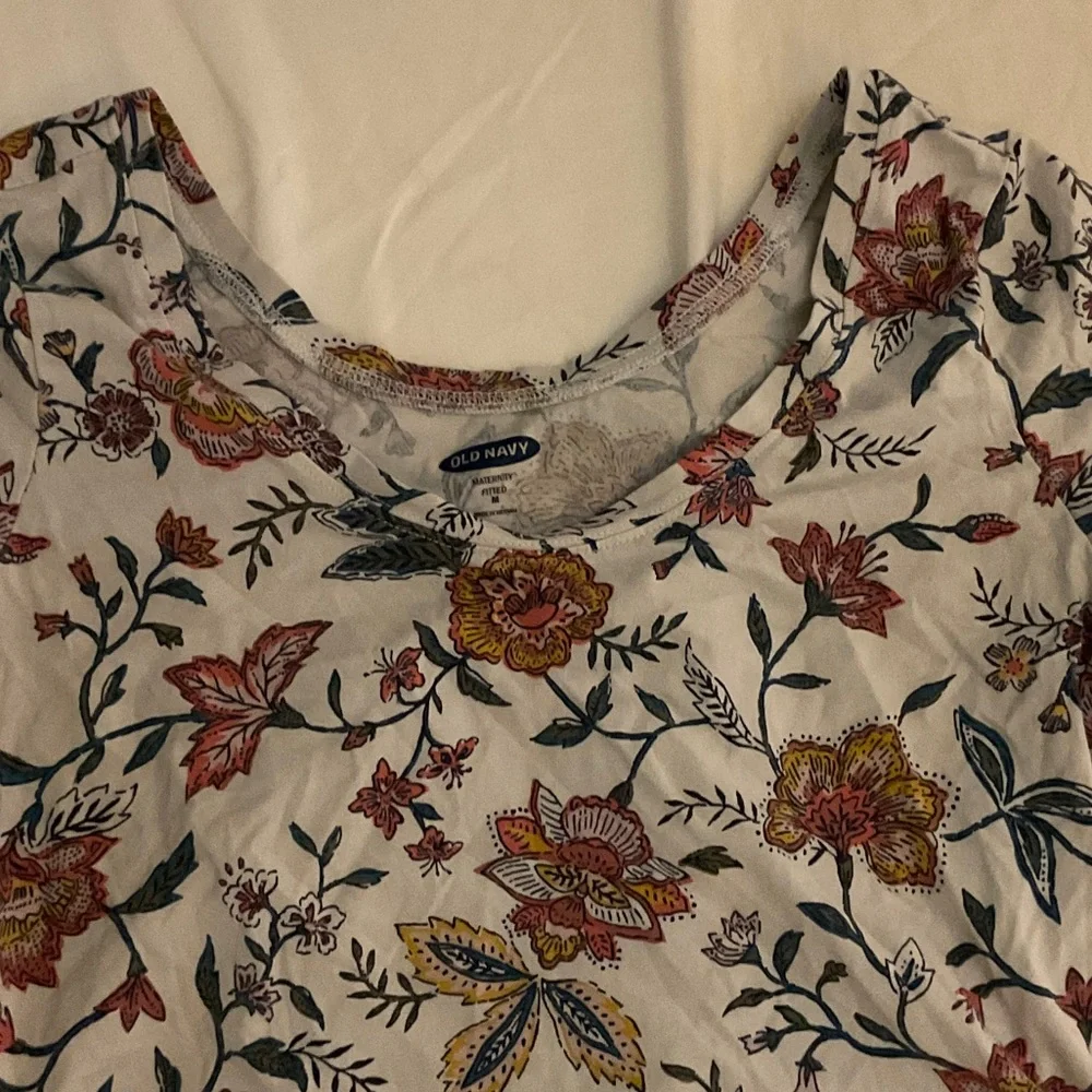 Old Navy Fitted Maternity Floral Short Sleeve Top - Multicolor - Picture 3 of 3